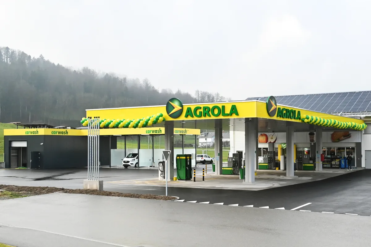 Die Agrola-Tankstelle in Wald in typisch grün-gelbem Design.
